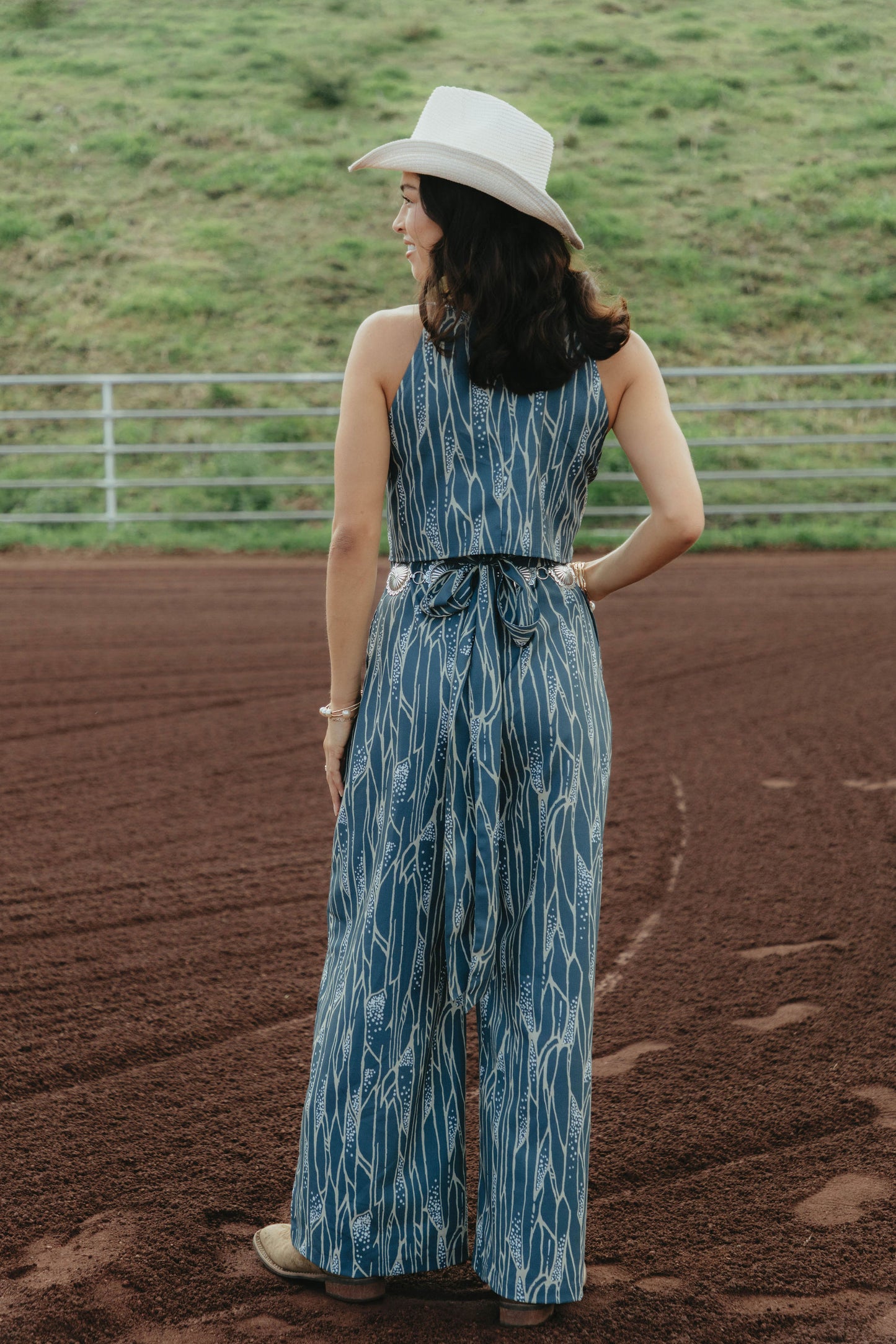KUMUOLA HIGH-NECK SLEEVELESS JUMPSUIT