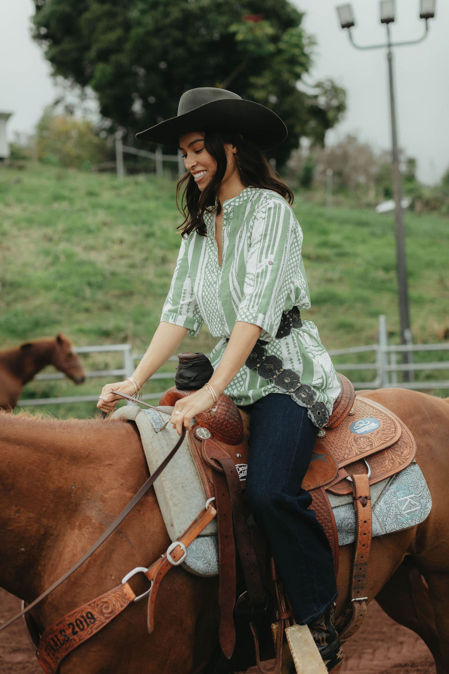 MANDARIN V-NECK BLOUSE (GREEN)