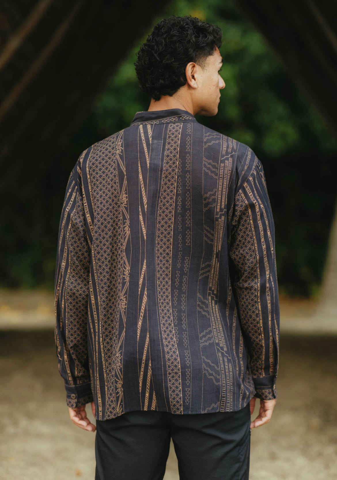 KUAHIWI LONG SLEEVE MANDARIN (Black & Gold)