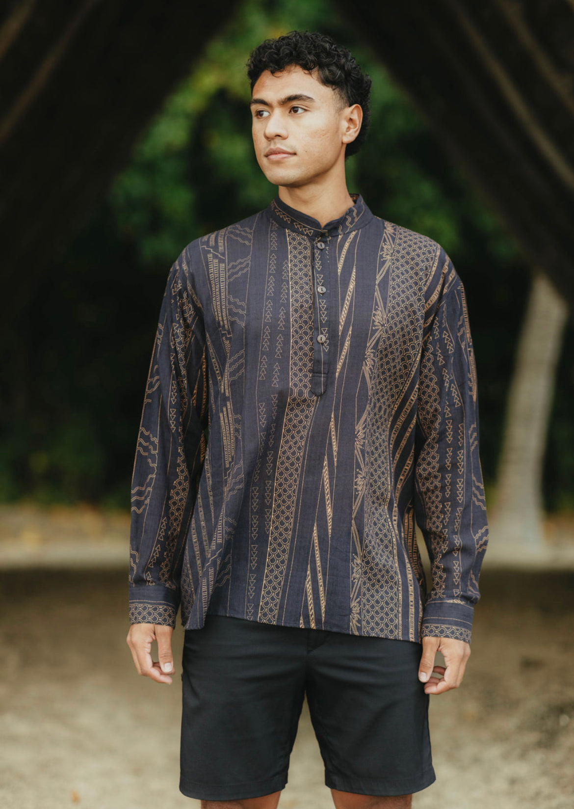 KUAHIWI LONG SLEEVE MANDARIN (Black & Gold)